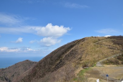 弥彦山の北に位置する多宝山への登山道、奥は日本海(弥彦スカイラインから)