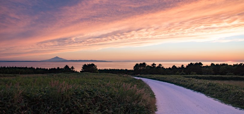 日没時の宗谷丘陵「白い道」と利尻島