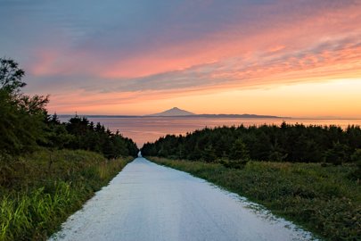 日没時刻の宗谷丘陵「白い道」と利尻島