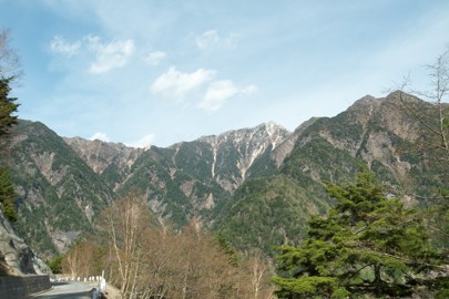 撮影地点から駒ケ岳(奥)と双児山(右)