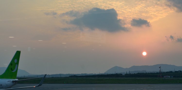 石垣空港からバンナ岳を望む(26日))